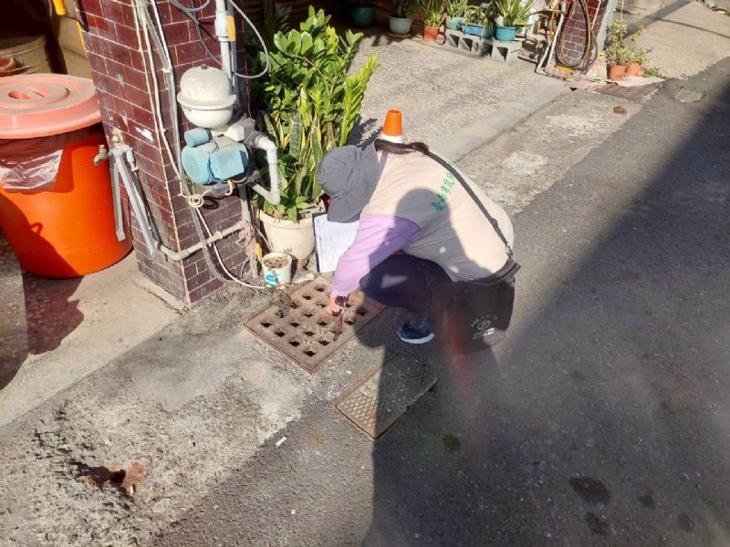 病媒蚊監測人員於社區環境巡檢孽清